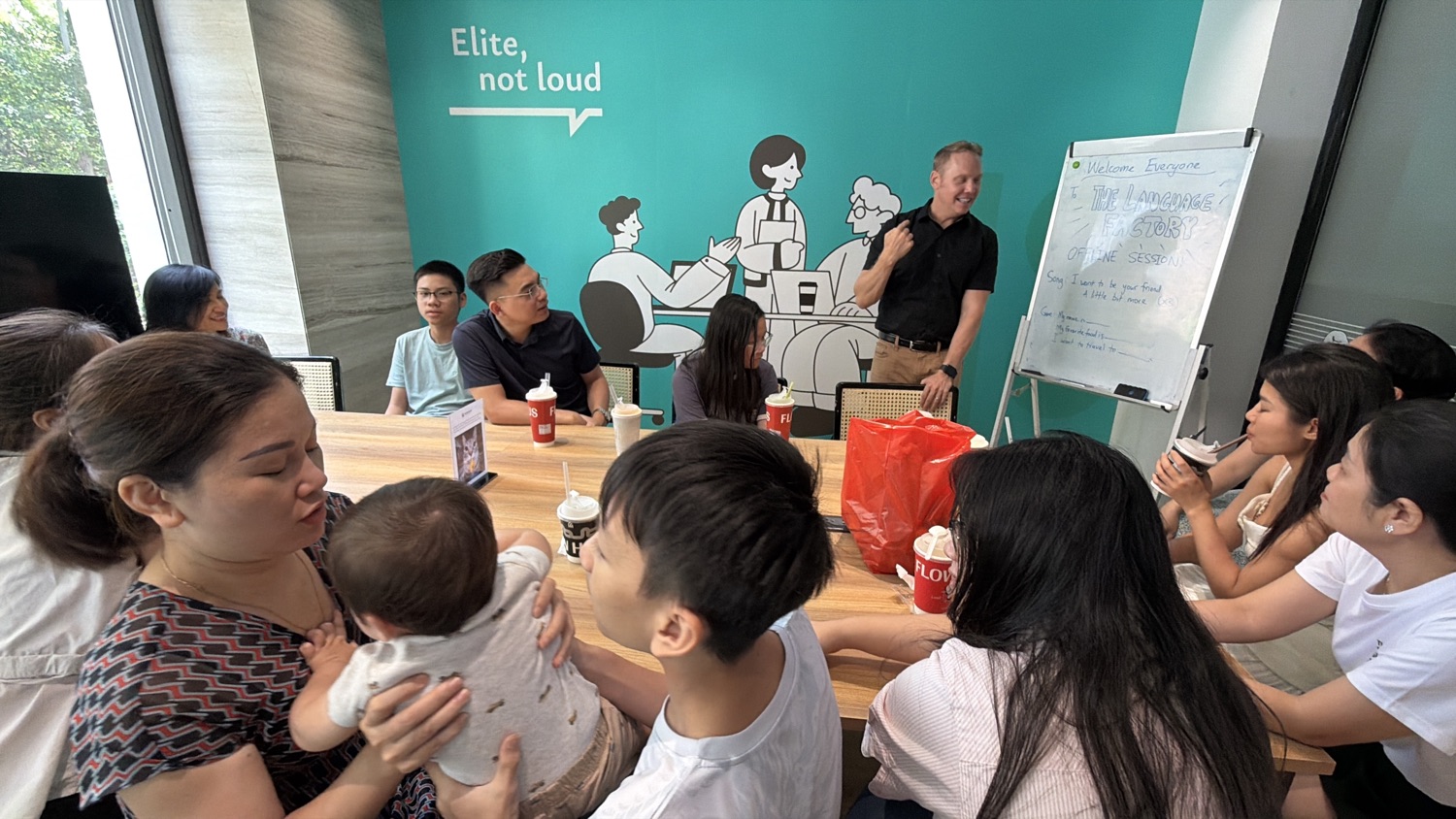 Thầy Ryan Duy Hùng trong lớp học